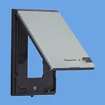 WTF7983S コスモシリーズワイド21防雨薄型コンセントガードプレート(3コ用)(簡易鍵付)(ホワイトシルバー)